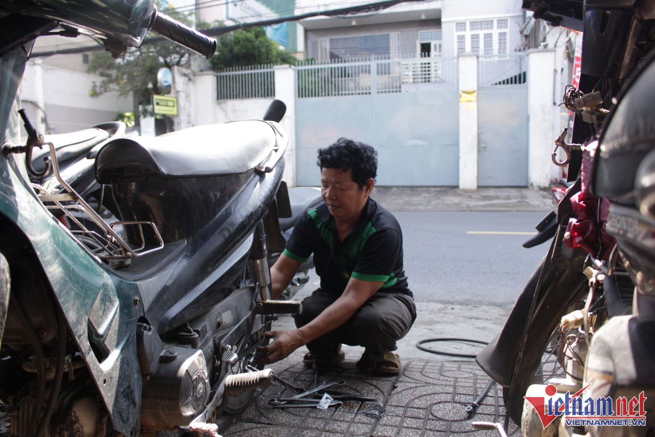 Chủ tiệm sửa xe 'không tiền cũng vá' khổ với tin đồn dàn cảnh