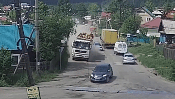Xe tải chở gỗ mất phanh lao nhanh trên đường đông xe