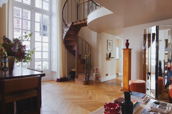 Hô biến căn hộ gác lửng cũ kĩ từ thế kỷ 18 thành không gian siêu lãng mạn giữa Paris