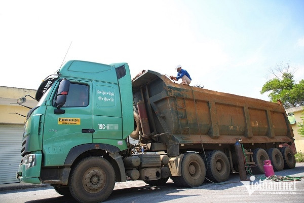 Tài xế xe quá tải bị cắt thùng nhận kết đắng, than 'mất niêu cơm'