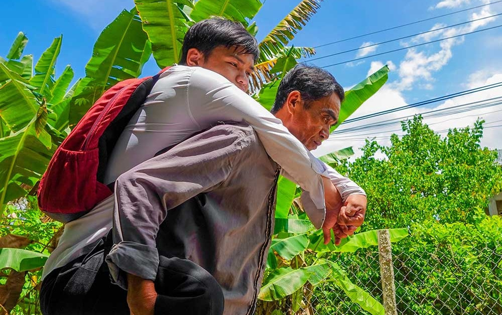 Người cha đơn thân 12 năm cõng con trai đi học ở miền Tây