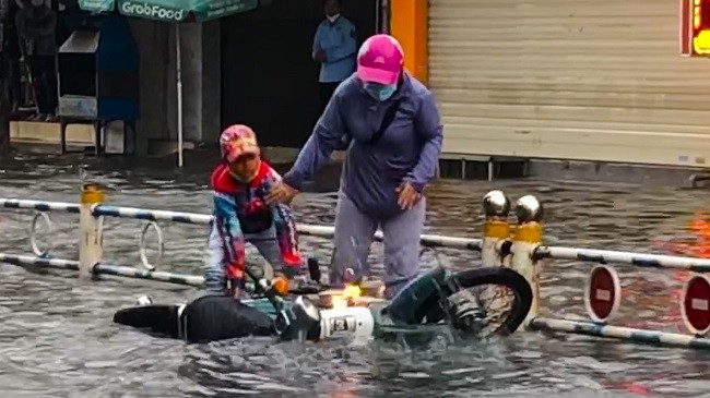TP.HCM: Mưa lớn, nhiều tuyến đường ngập sâu, phương tiện bốc cháy