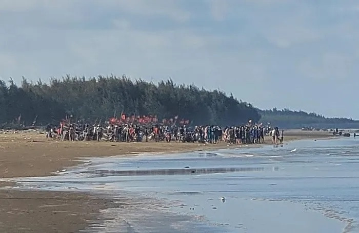 Hai học sinh tắm biển ở Thanh Hóa bị sóng cuốn trôi