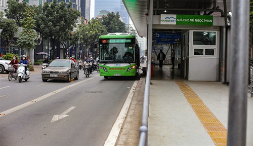 Hanoi's transport department proposes more vehicles using the exclusive BRT lane