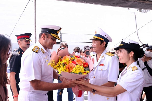 Indian naval ships start three-day visit to HCM City hinh anh 2