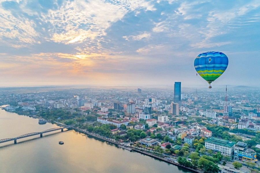 Du khách thích thú bay khinh khí cầu khổng lồ ở lễ hội 'Huế nhìn từ bầu trời'