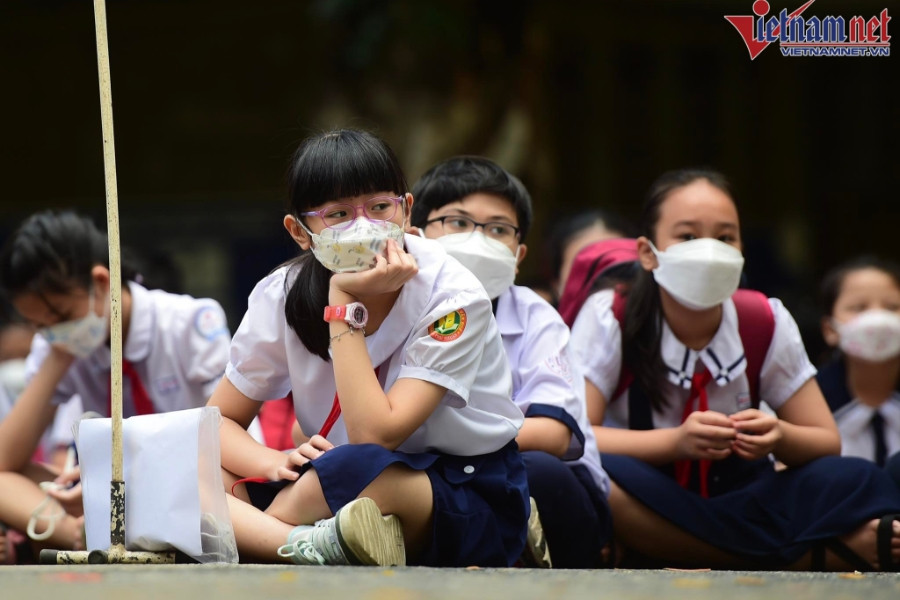 Ăn vội, ngồi đất để thi vào lớp 6 trường chuyên hot nhất Sài Gòn