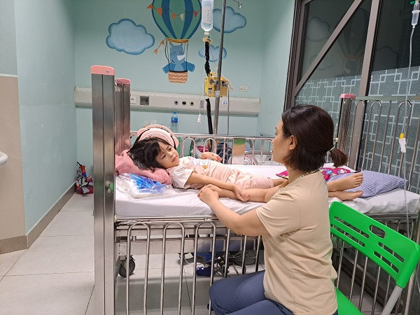 Các con lần lượt bị ung thư và tim bẩm sinh, cha mẹ nghèo tuyệt vọng cầu cứu