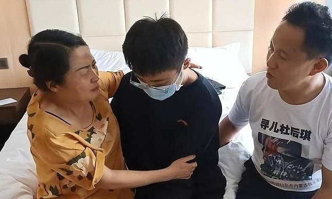 Sinh ra là con triệu phú, bị bắt cóc và được triệu phú khác nhận nuôi