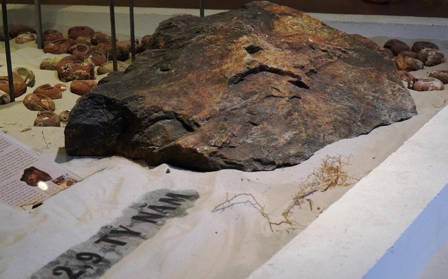Phiến đá cổ độc đáo có niên đại gần 3 tỷ năm xuất hiện triển lãm ở Huế