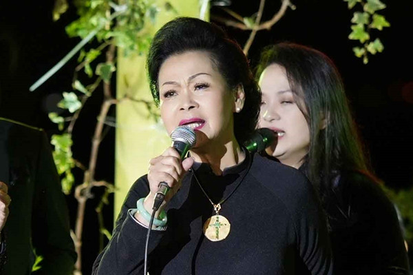 Danh ca Khánh Ly: 'Mỹ Linh rất giỏi, mong em đừng chê tôi ít học'