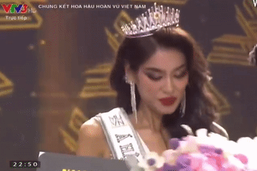 Khoảnh khắc Á hậu Thảo Nhi Lê rơi vương miện gây sốt