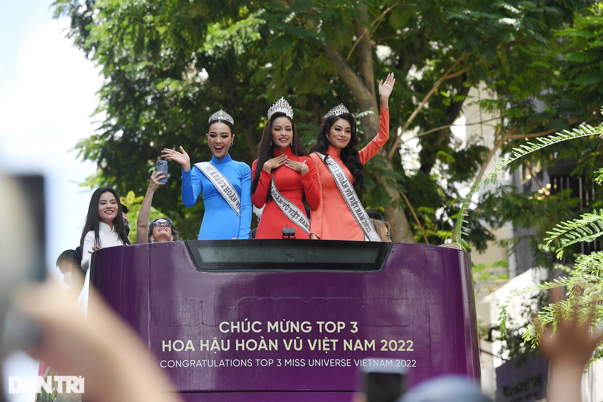 Tân Hoa hậu Hoàn vũ Việt Nam Ngọc Châu xúc động chào ra mắt người dân TPHCM - 1
