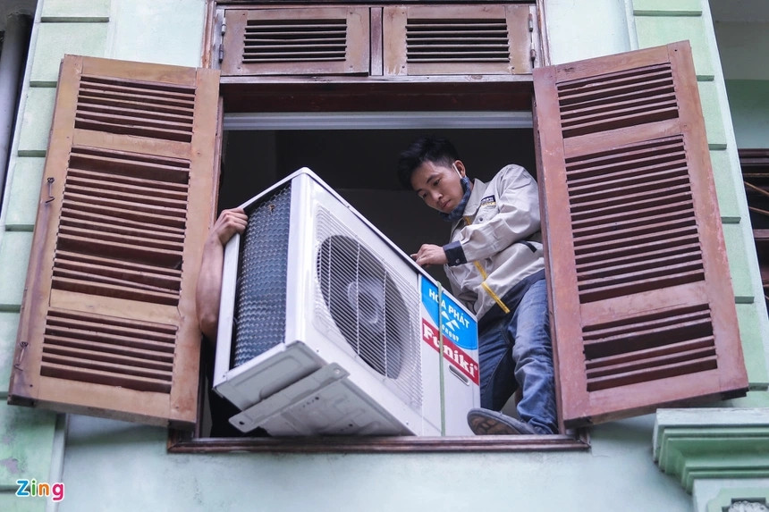 Vào mùa nóng, thợ sửa máy lạnh kiếm 100 triệu/tháng