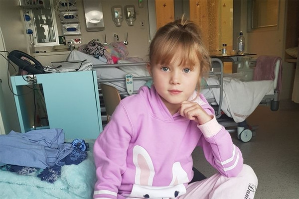 Mẹ phát hiện con bị ung thư hiếm gặp sau cơn đau lưng