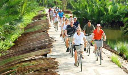 Viet Nam among few countries totally re-open int’l tourism market - Ảnh 1.