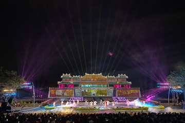 Huế đẹp lung linh trong đêm khai màn Lễ hội Festival 2022