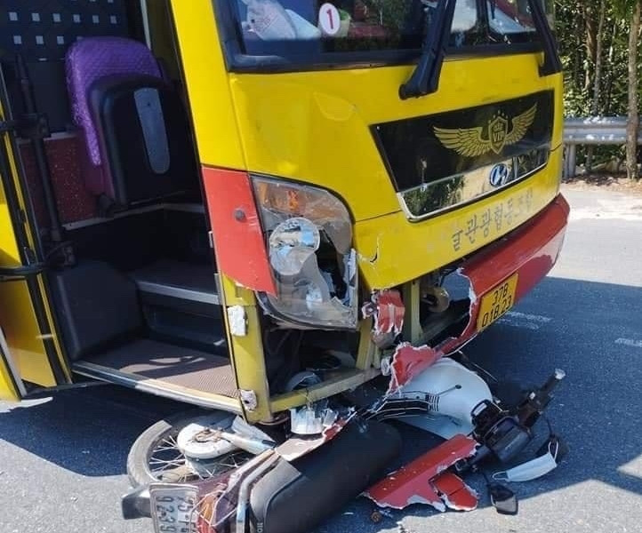 Ô tô khách nghiền nát xe máy, 2 người thương vong