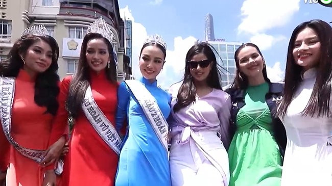 Hoa hậu Ngọc Châu diễu hành cùng 2 HHHV Harnaaz Sandhu, Catriona Gray