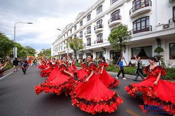 Ngắm Huế 'biến hoá' kỳ ảo trong lễ hội đường phố đa sắc màu