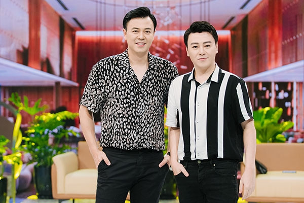 Lần hiếm hoi MC Tuấn Tú và anh trai Phan Anh khóc trên sóng VTV