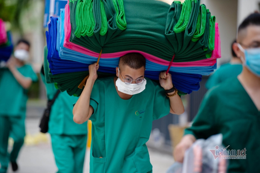 Hơn 800 cán bộ, nhân viên y tế Hà Nội xin nghỉ việc, chuyển công tác