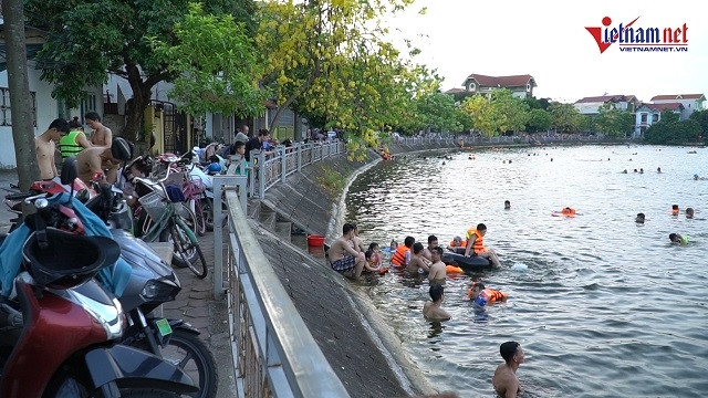 Nắng nóng kéo dài, người Hà Nội rủ nhau ra hồ tắm giải nhiệt đông như bãi biển