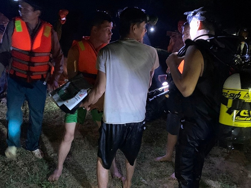 Trăm người mò sông suốt đêm tìm thấy 3 thi thể học sinh xấu số