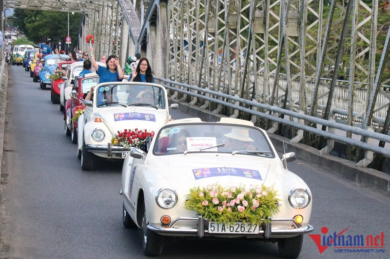 Chiêm ngưỡng đoàn 'xế' cổ đại náo đường phố Huế