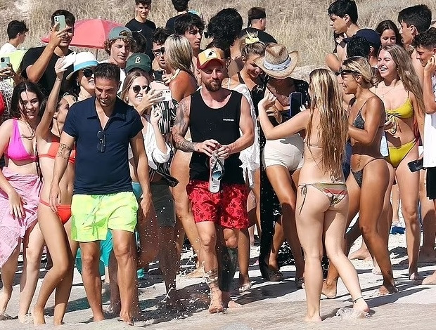 Messi, Fabregas được dàn người đẹp bikini vây quanh