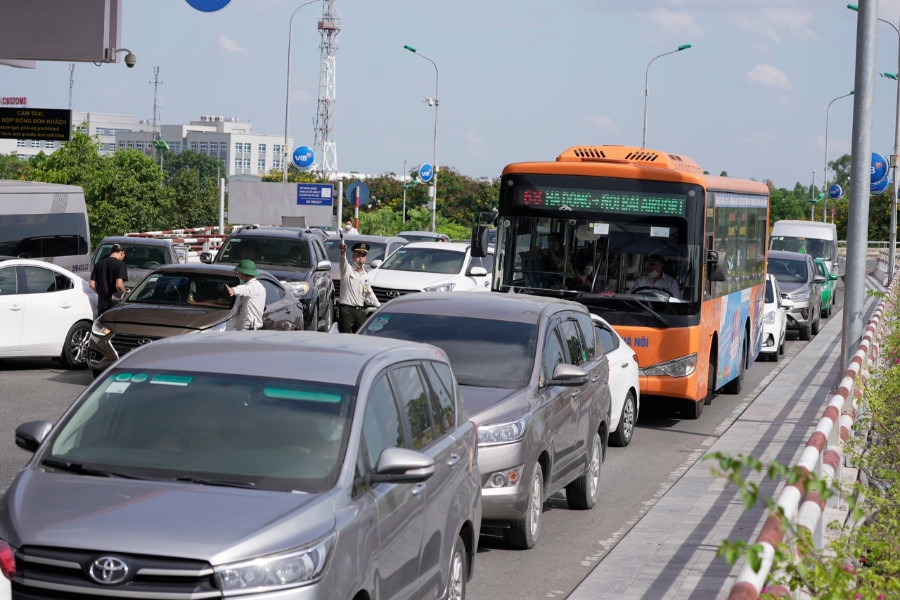 Kỷ lục đón hơn 100 ngàn khách/ngày, sân bay Nội Bài quá tải