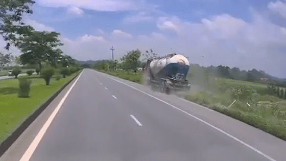 Tài xế ngủ gật, xe bồn bất ngờ húc đổ hàng loạt cây xanh bên đường