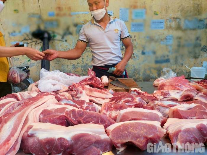 thịt lợn, gà đồng loạt tăng giá, hải sản đắt “cắt cổ” theo giá xăng dầu