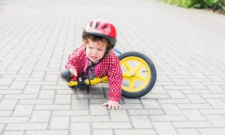 Bé trai nguy cấp kịch bởi té xe đạp điện  Sức khỏe mạnh  Việt Giải Trí