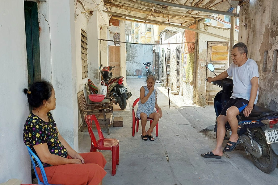 Xóm chạy thận quay quắt chống chọi dưới cái nắng 40 độ C