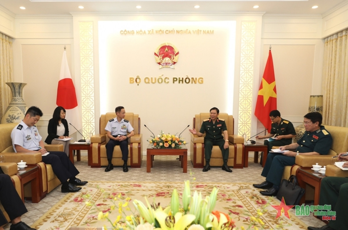 chief of staff of japan air self-defence force visits vietnam picture 1
