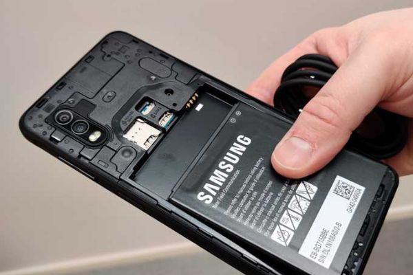[Tin công nghệ mới] Samsung sẽ “hồi sinh” smartphone có thể tháo rời pin?