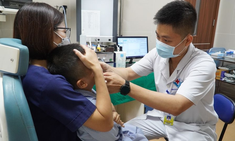 Trẻ chảy nước mũi màu đen, bác sĩ gắp ra viên bi sắt hoen gỉ