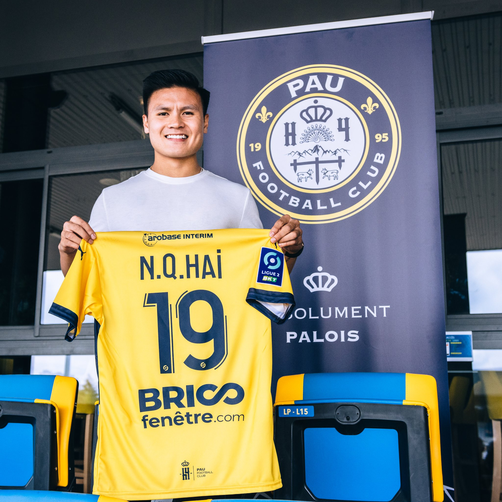 Fan Việt Nam phấn khích chúc mừng Quang Hải gia nhập Pau FC