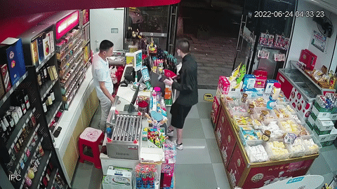 Giả vờ mua hàng, nam thanh niên ôm cây thuốc lá rồi nhảy lên ô tô bỏ chạy