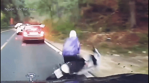 Hai cô gái đi xe máy trượt ngã sõng soài trước đầu xe ô tô
