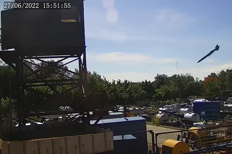 Video khoảnh khắc trung tâm thương mại Ukraine trúng tên lửa