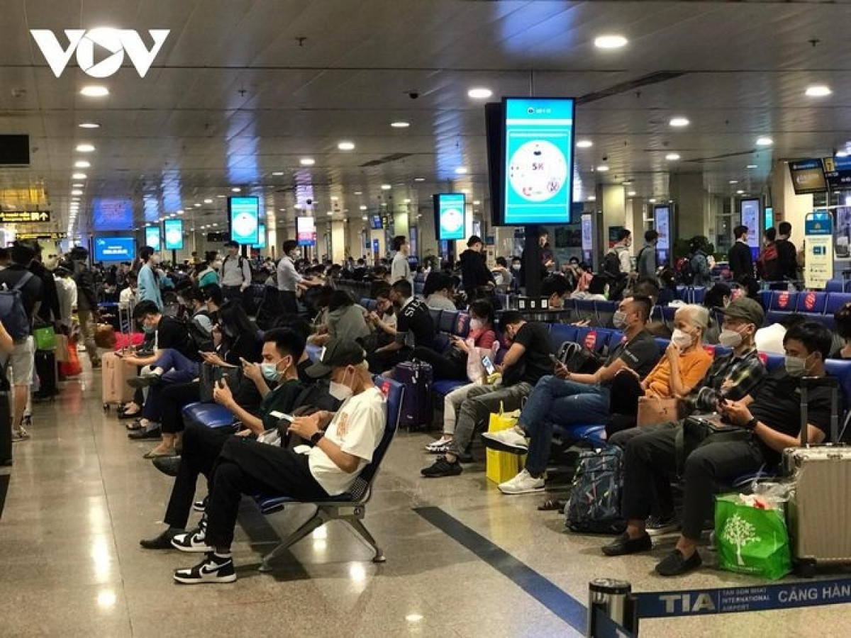 noi bai airport overwhelmed by rising passenger numbers picture 1
