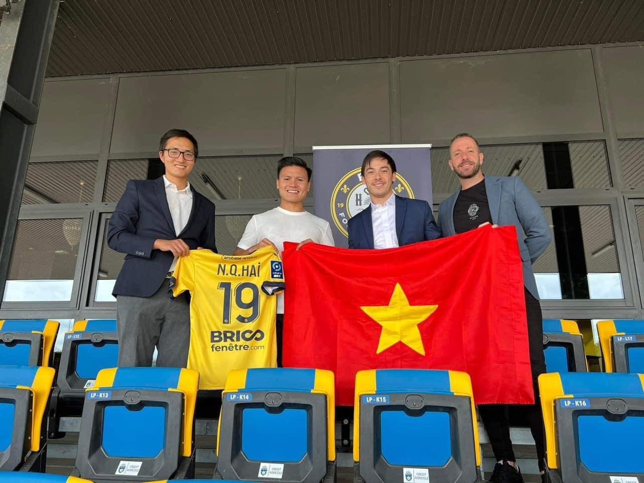 Quang Hải và ê-kíp đưa tiền vệ này đến với Pau FC