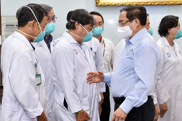 Thủ tướng yêu cầu Bộ trưởng Y tế có giải pháp khắc phục tình trạng cán bộ y tế nghỉ việc