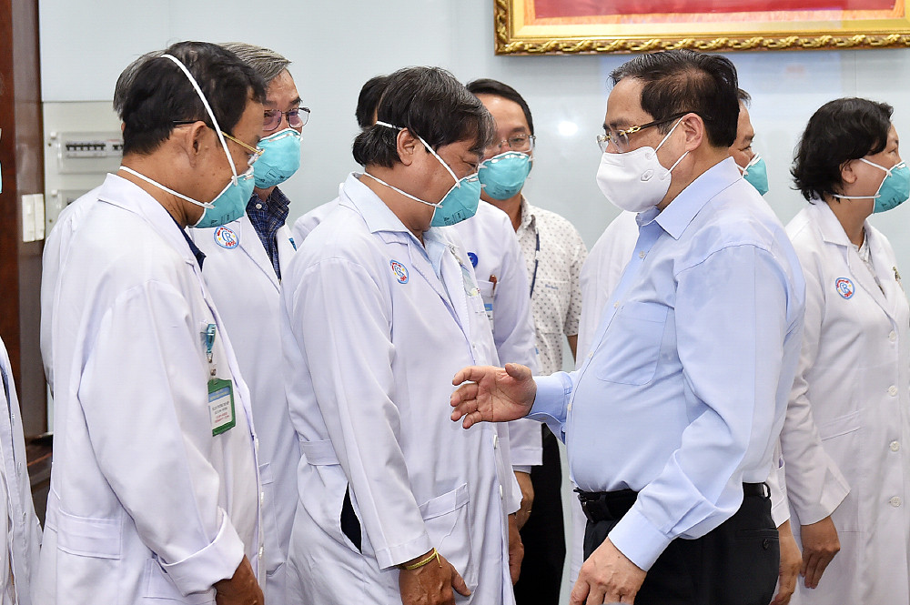 Thủ tướng: Rà soát số lượng y bác sỹ nghỉ việc, sửa đổi phụ cấp ưu đãi ngành y