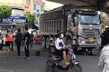 Người phụ nữ tử vong do bị cuốn vào gầm xe tải ở ngã tư Pháp Vân - Giải Phóng