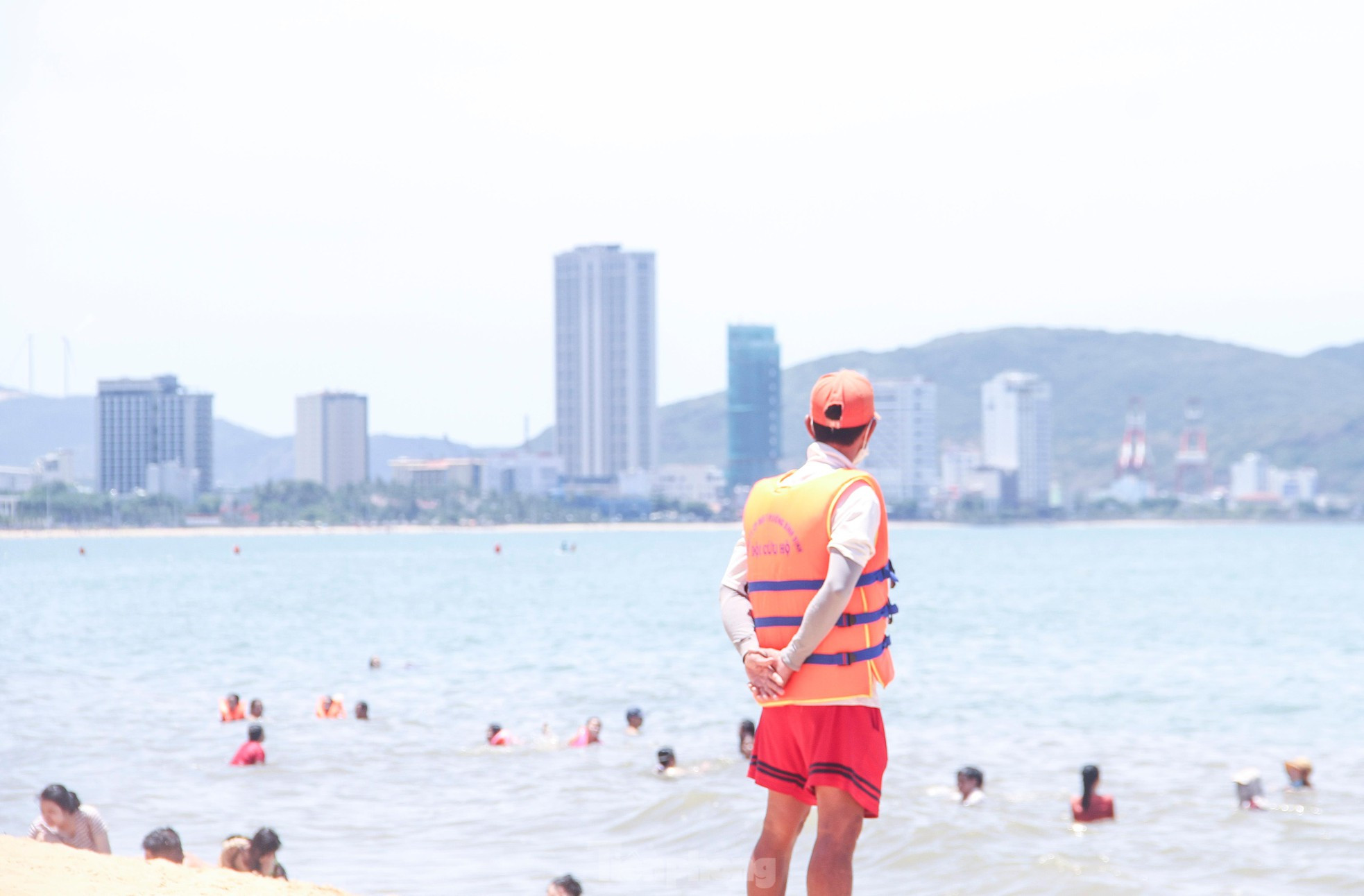 Bãi biển đông nghịt người xuống tắm ‘xả xui’ giữa trưa Tết Đoan Ngọ ảnh 7