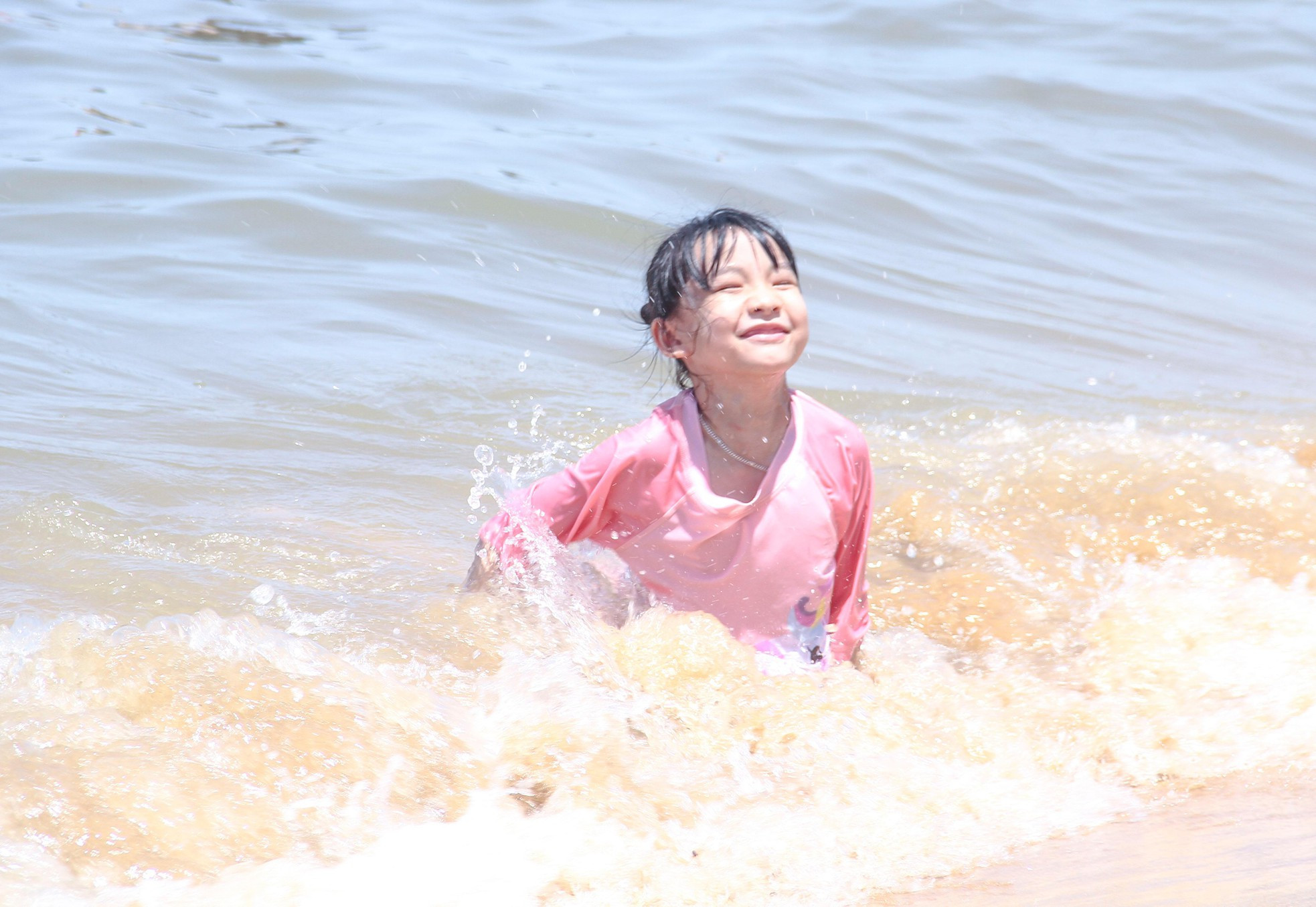 Bãi biển đông nghịt người xuống tắm ‘xả xui’ giữa trưa Tết Đoan Ngọ ảnh 6