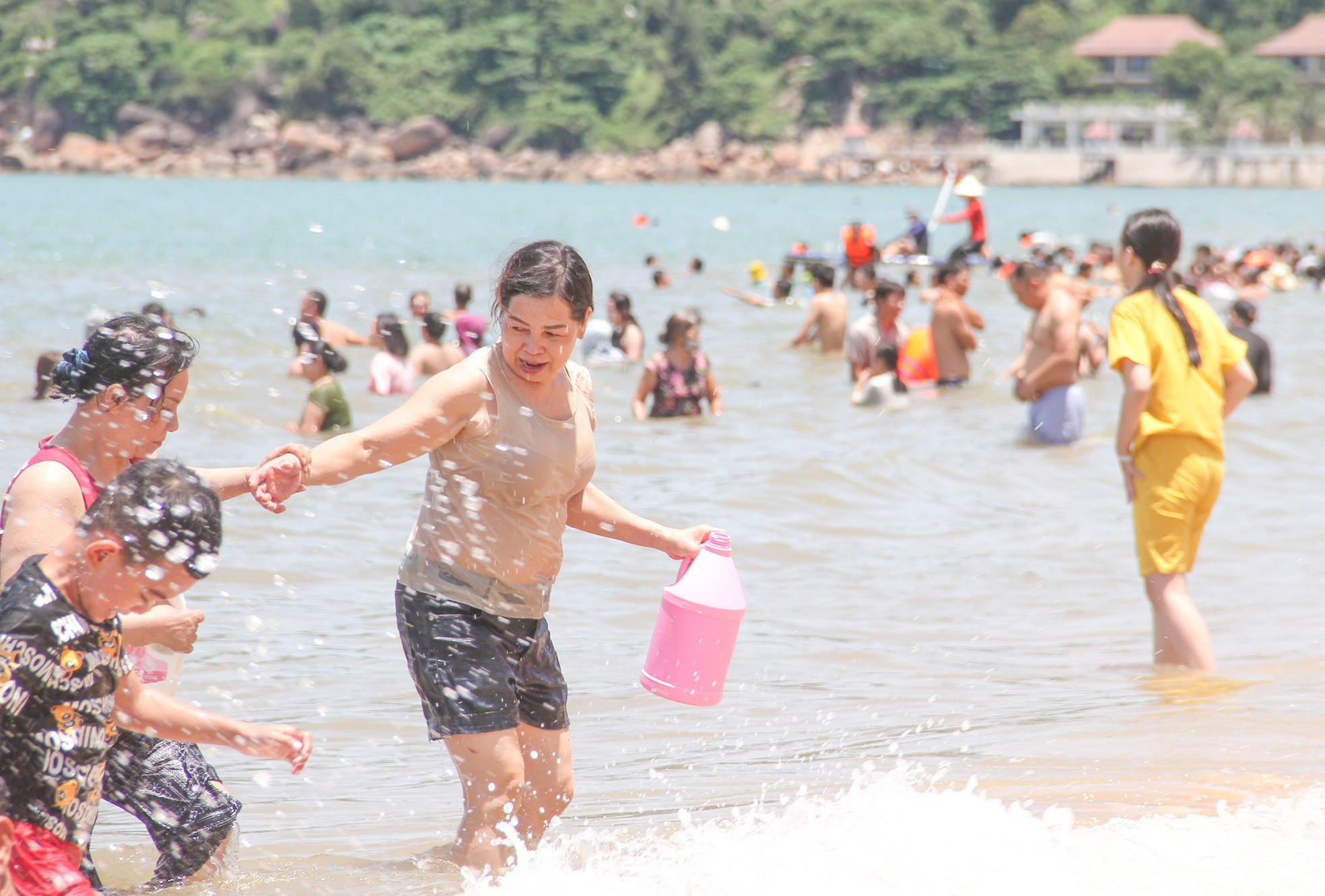 Bãi biển đông nghịt người xuống tắm ‘xả xui’ giữa trưa Tết Đoan Ngọ ảnh 3